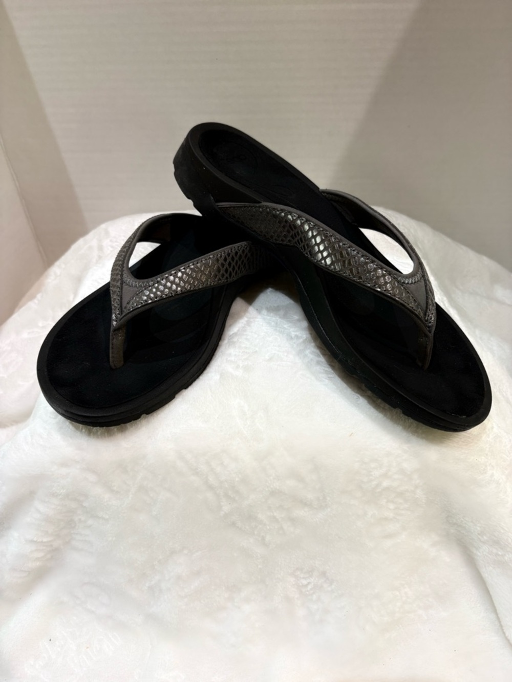 ABEO WOMAN’S PEWTER ALEA B.I.O. SYSTEM THONG SANDALS SIZE 8N
IN BOX - Picture 4 of 14